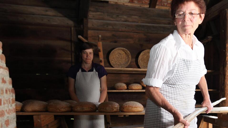 Die regelmäßige Brotback-Aktion gibt es ab jetzt im Freilichtmuseum Massing am Mittwoch und ganz neu auch am Donnerstag. Die regelmäßige Brotback-Aktion gibt es ab jetzt im Freilichtmuseum Massing am Mittwoch und ganz neu auch am Donnerstag.