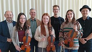 1999 konzertierten die Niederalteicher Gymnasiasten das erste Mal zugunsten der AKS Deggendorf. Am Mittwoch, 20. M&auml;rz, findet im Kapuzinerstadl die 22. Auflage des Benefizkonzert-Klassikers statt. Neben den Sch&uuml;lern und Schulleiter Johann Lummer (l.) freut sich die AKS mit ihrem Vorsitzenden Josef Schicho (r.) auf viele G&auml;ste.