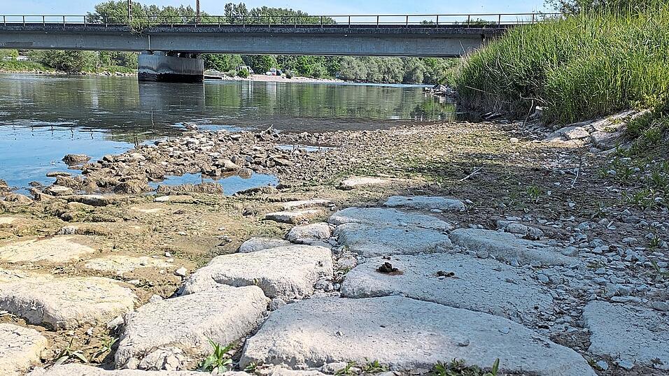 Immer mehr &bdquo;Hungersteine&ldquo; ragen ins Flussbett: Mit den Pegeln sinkt die Hoffnung der Kanusportler auf eine &bdquo;fl&uuml;ssige&ldquo; Freestyle-WM.