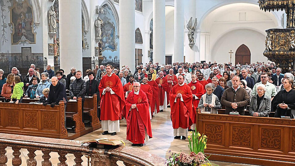 Gut gef&uuml;llt war die P&auml;pstliche Basilika Sankt Jakob beim Gedenkgottesdienst f&uuml;r Papst Franziskus am Samstagabend. - Ein Bild, geschm&uuml;ckt mit Kerze und Blumen erinnerte an den verstorbenen Papst Franziskus.