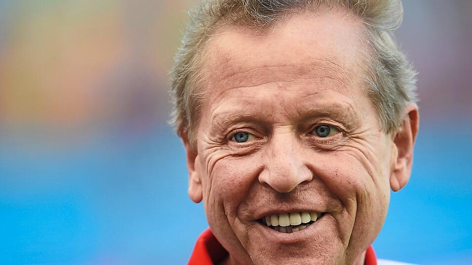 Klaus Eder, wie ihn viele Jahre lang fast jedes Kind in Deutschland kannte: als Physiotherapeut im Trainingsanzug der deutschen Fußball-Nationalmannschaft. Am Sonntag wird der Donaustaufer 70. Klaus Eder, wie ihn viele Jahre lang fast jedes Kind in Deutschland kannte: als Physiotherapeut im Trainingsanzug der deutschen Fußball-Nationalmannschaft. Am Sonntag wird der Donaustaufer 70.