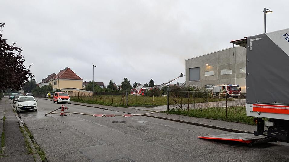 Durch ein Feuer in einer Lagerhalle der Brandt-Schokoladenfabrik in Landshut ist laut Sch&auml;tzungen der Polizei ein Millionenschaden entstanden.