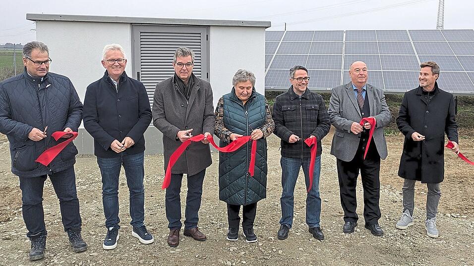 Partner bei der Erzeugung von Sonnenstrom auf einer Fläche in Pielweichs nahe dem Umspannwerk sind nun Stefan Kopp (Stadtwerke, v.l.), Georg Sterner (Solea), Bürgermeister Hans Schmalhofer, Johanna Vaitl-Simon, Dr. Josef Lipp (ESB) und Vizelandrat Josef Färber. Partner bei der Erzeugung von Sonnenstrom auf einer Fläche in Pielweichs nahe dem Umspannwerk sind nun Stefan Kopp (Stadtwerke, v.l.), Georg Sterner (Solea), Bürgermeister Hans Schmalhofer, Johanna Vaitl-Simon, Dr. Josef Lipp (ESB) und Vizelandrat Josef Färber.