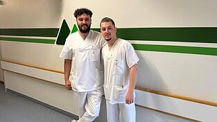 Die beiden Pflegekr&auml;fte Shpend Kalanderi (l.) und Erion Ramushi haben nicht nur das Anerkennungsverfahren und die Sprachpr&uuml;fung gemeistert, sondern auch ihre fachlichen und zwischenmenschlichen F&auml;higkeiten unter Beweis gestellt.
