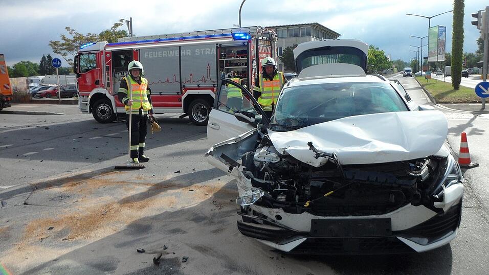 Eine Person wurde beim Unfall leicht verletzt.