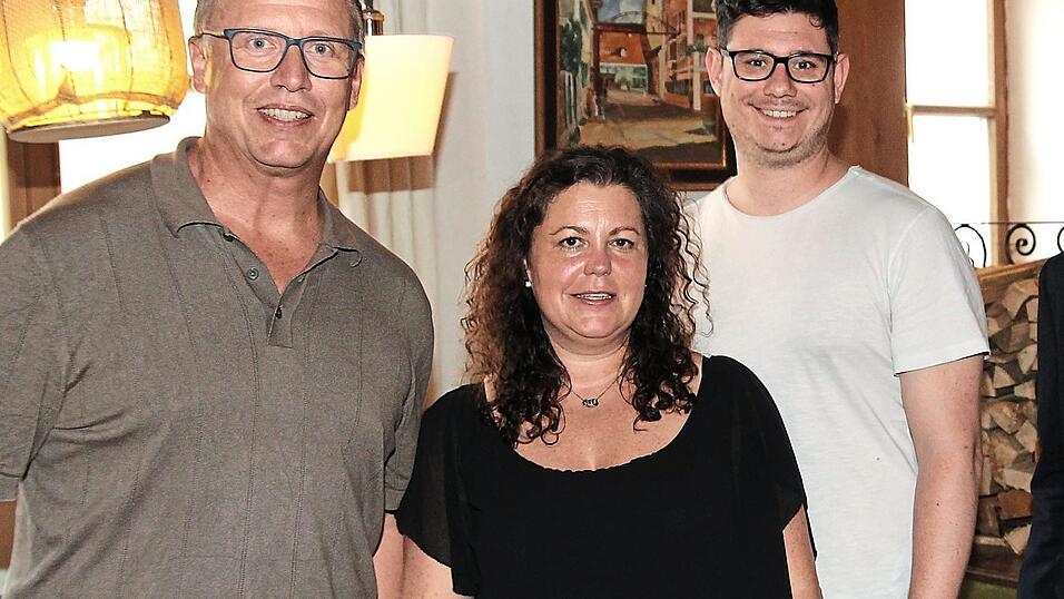 Die neu gewählte Führung von Dance United (v.l.): Vorsitzender Christian Artmeier, Sandra Stelzer (Beisitzerin) und stellvertretender Vorsitzender Thomas Bayer. Die neu gewählte Führung von Dance United (v.l.): Vorsitzender Christian Artmeier, Sandra Stelzer (Beisitzerin) und stellvertretender Vorsitzender Thomas Bayer.