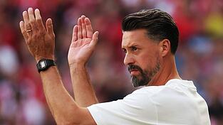 Sandro Wagner feiert am Samstag seine Heimpremiere als Augsburg-Trainer. (Archivbild)