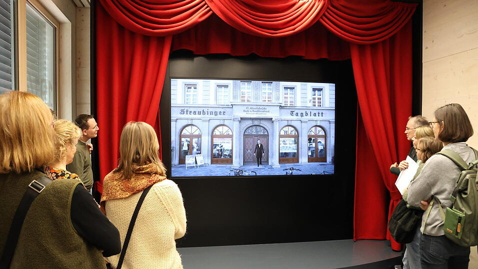 Im Anschluss an die Vorträge bekamen die Lehrkräfte eine Führung durch die Attenkofer Akademie, die die Geschichte des Verlags und die Bedeutung von Medien zeigt. 
