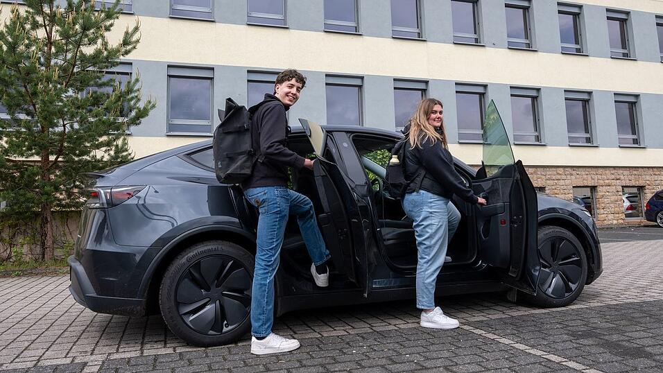 Die beiden m&uuml;ssen jeden Tag rund 40 Kilometer zur Berufsschule und zur&uuml;ck fahren (Archivbild)