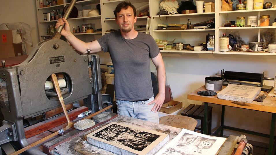 Thomas Kinzel in seiner Werkstatt in Landau. Die Druckpresse hat er von dem Lithografen G&uuml;nther Filus &uuml;bernommen, sie bildet das Herzst&uuml;ck des Arbeitsraums und bedeutet Kinzel sehr viel.