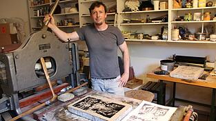 Thomas Kinzel in seiner Werkstatt in Landau. Die Druckpresse hat er von dem Lithografen G&uuml;nther Filus &uuml;bernommen, sie bildet das Herzst&uuml;ck des Arbeitsraums und bedeutet Kinzel sehr viel.