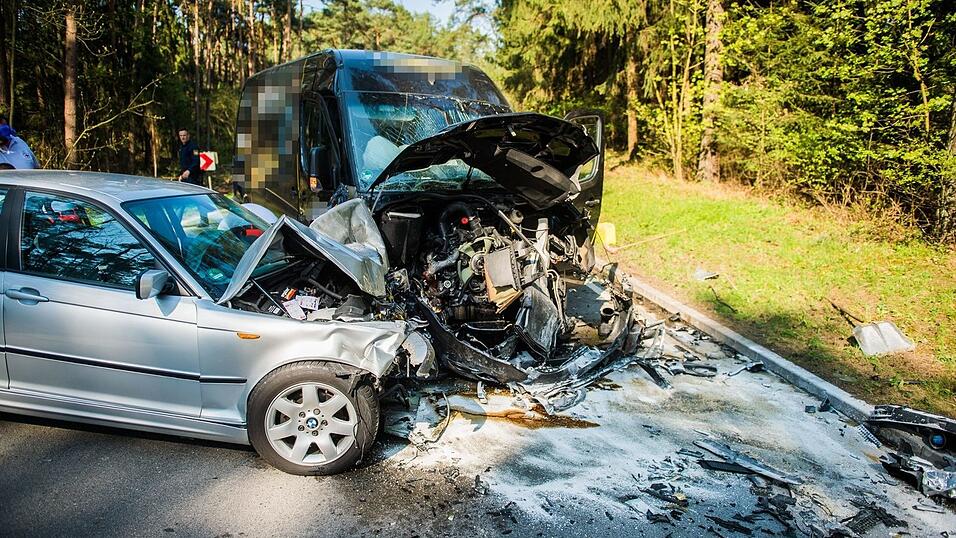 Die Fahrzeuge krachten wohl frontal ineinander.