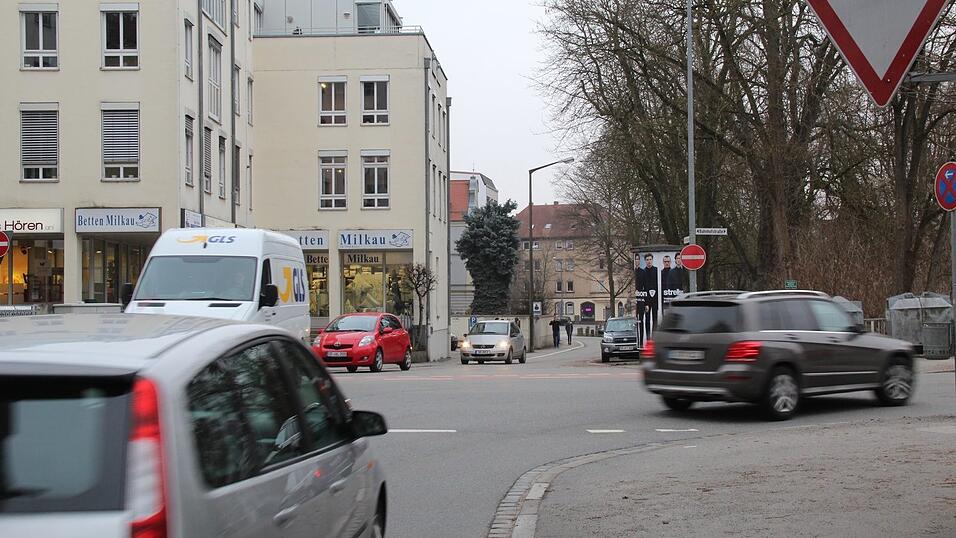 Diese Kreuzung von Oberer Bachstra&szlig;e und Bahnhofstra&szlig;e wird heuer wegen der Sanierung der Bahnhofstra&szlig;e zu einem Kreisverkehr umgebaut. Wenn der Verkehr geradeaus weiterfahren d&uuml;rfte, w&uuml;rde der Kreisel am Jahnplatz sp&uuml;rbar entlastet, begr&uuml;ndet CSU-Stadtrat Martin Wackerbauer seinen Vorschlag.