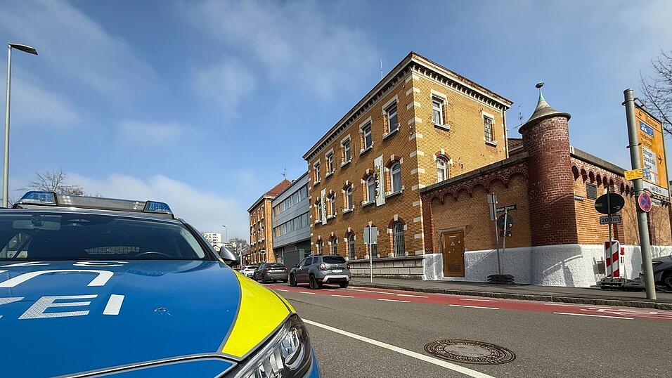 Zwei Insassen wurden nach dem Brand von Sanit&auml;tern untersucht. Beide blieben unverletzt.