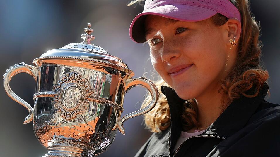 Mirra Andrejewa lächelt mit der Trophäe in den Händen. Mirra Andrejewa lächelt mit der Trophäe in den Händen.