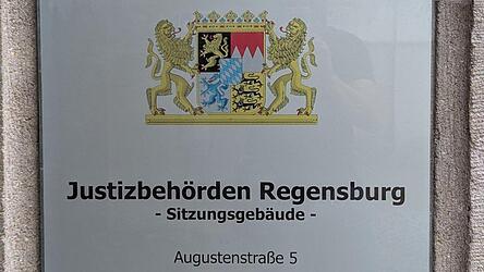 Vor dem Landgericht Regensburg wurde &uuml;ber die dauerhafte Unterbringung eines 27-J&auml;hrigen in der Psychiatrie verhandelt.