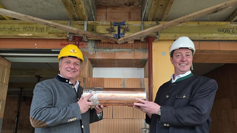 Staatsminister Christian Bernreiter und Dr. Georg Mäusl mit Osterhofens erster Zeitkapsel. Staatsminister Christian Bernreiter und Dr. Georg Mäusl mit Osterhofens erster Zeitkapsel.
