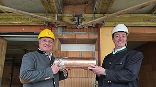 Staatsminister Christian Bernreiter und Dr. Georg Mäusl mit Osterhofens erster Zeitkapsel.