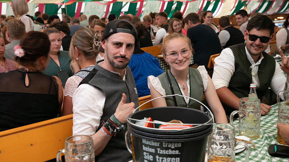 Echte Blasmusikfans lie&szlig;en sich den Montagabend im Festzelt Weckmann nicht entgehen.