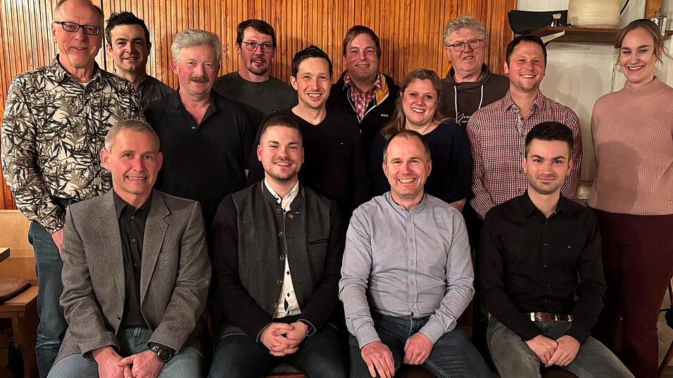 Die Kandidaten für die Wahl des Kollnburger Gemeinderates mit Wahlleiterin Agnes Brücklmayer. Die Kandidaten für die Wahl des Kollnburger Gemeinderates mit Wahlleiterin Agnes Brücklmayer.