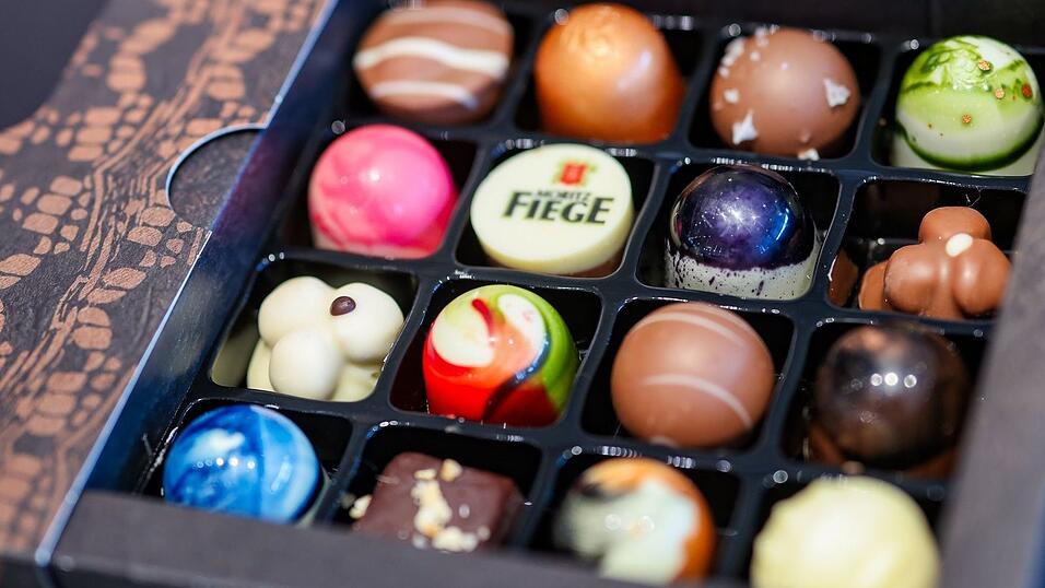 Pralinen gibt es in allen Formen und Farben. Pralinen gibt es in allen Formen und Farben.