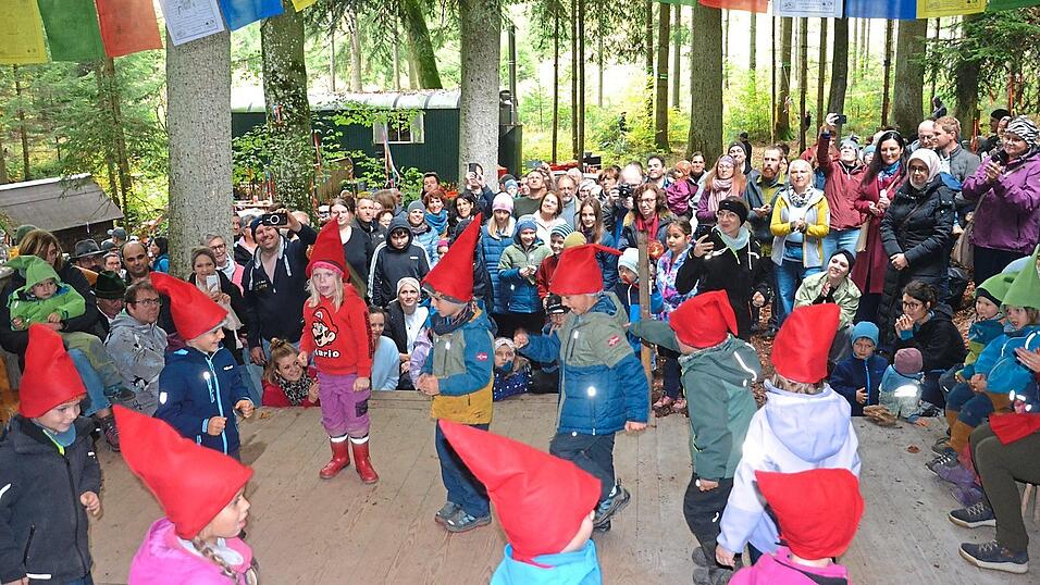 Natürlich hatten die Buben und Mädchen des Waldkindergartens zur Feier ihres Jubiläums für ihre zahlreichen Gäste auch einiges einstudiert. Sie sangen ihr eigenes Lied und tanzten einen Rap. Natürlich hatten die Buben und Mädchen des Waldkindergartens zur Feier ihres Jubiläums für ihre zahlreichen Gäste auch einiges einstudiert. Sie sangen ihr eigenes Lied und tanzten einen Rap.