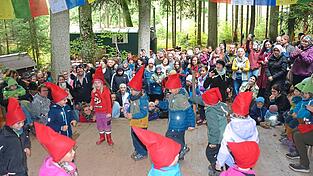 Nat&uuml;rlich hatten die Buben und M&auml;dchen des Waldkindergartens zur Feier ihres Jubil&auml;ums f&uuml;r ihre zahlreichen G&auml;ste auch einiges einstudiert. Sie sangen ihr eigenes Lied und tanzten einen Rap.