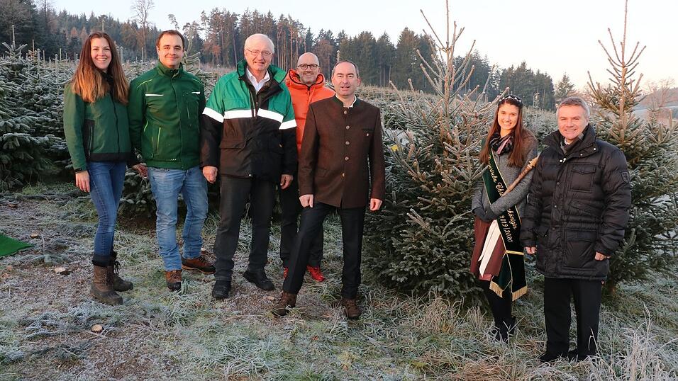 Schulterschluss von Christbaumbauern und (Lokal-)Politikern für regionale Christbäume (v.l.): Brigitte Emslander, Thomas Emslander junior, Thomas Emslander senior, Ergoldings Bürgermeister Andreas Strauß, Wirtschaftsminister Hubert Aiwanger, Christbaumkönigin Andrea Meier und Landrat Peter Dreier.