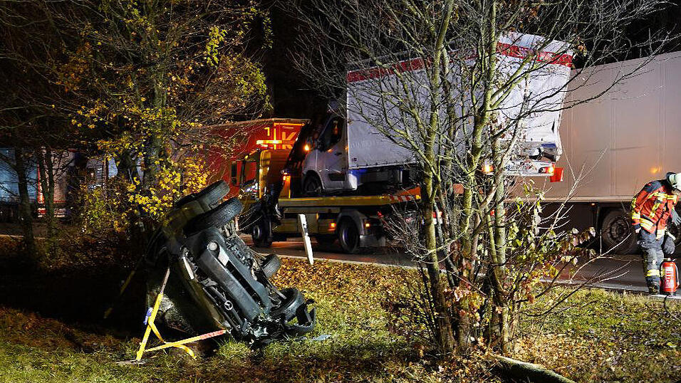 Am Mittwochabend hat sich auf der A3 auf Höhe des Parkplatzes Konsee nahe Deggendorf ein Unfall ereignet. Am Mittwochabend hat sich auf der A3 auf Höhe des Parkplatzes Konsee nahe Deggendorf ein Unfall ereignet.