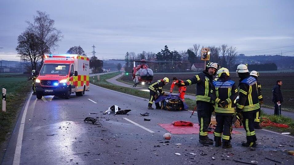Auf der B8 im Kreis Deggendorf hat sich am Dienstagmorgen ein schwerer Unfall ereignet. Auf der B8 im Kreis Deggendorf hat sich am Dienstagmorgen ein schwerer Unfall ereignet.