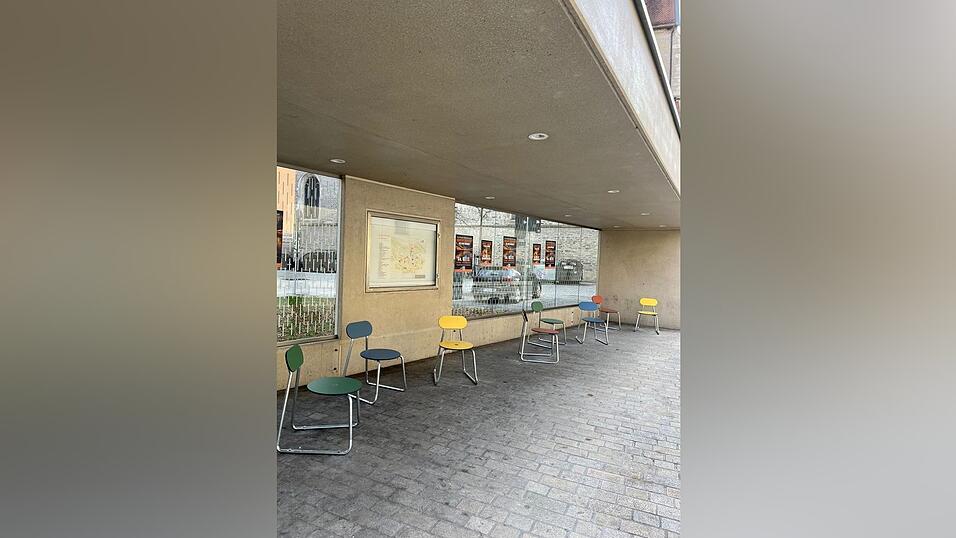 Acht St&uuml;hle wurden im Wartebereich neben den Toiletten am Schwanenplatz von der Stadt fest verankert. Es ist das Ende eines Ringens um eine L&ouml;sung f&uuml;r die Sitzgestaltung des H&auml;uschens.