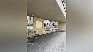 Acht Stühle wurden im Wartebereich neben den Toiletten am Schwanenplatz von der Stadt fest verankert. Es ist das Ende eines Ringens um eine Lösung für die Sitzgestaltung des Häuschens. Acht Stühle wurden im Wartebereich neben den Toiletten am Schwanenplatz von der Stadt fest verankert. Es ist das Ende eines Ringens um eine Lösung für die Sitzgestaltung des Häuschens.