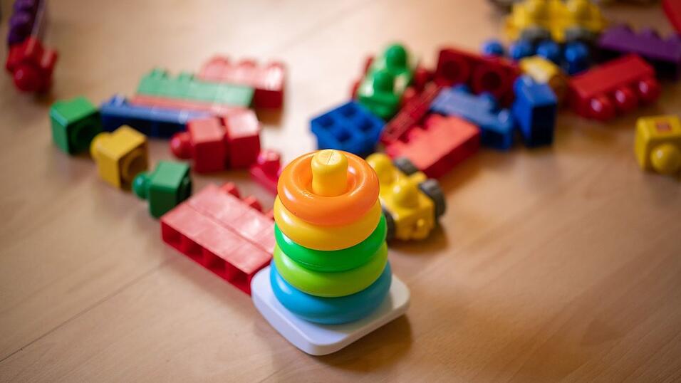 Beim Spielzeugkauf sollten Verbraucherinnen und Verbraucher laut Europol besonders wachsam sein, um Gefahren für Kinder zu vermeiden. (Symbolbild) Beim Spielzeugkauf sollten Verbraucherinnen und Verbraucher laut Europol besonders wachsam sein, um Gefahren für Kinder zu vermeiden. (Symbolbild)