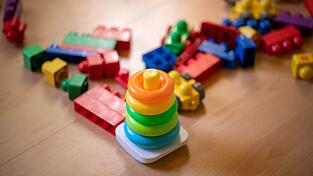 Beim Spielzeugkauf sollten Verbraucherinnen und Verbraucher laut Europol besonders wachsam sein, um Gefahren für Kinder zu vermeiden. (Symbolbild) Beim Spielzeugkauf sollten Verbraucherinnen und Verbraucher laut Europol besonders wachsam sein, um Gefahren für Kinder zu vermeiden. (Symbolbild)