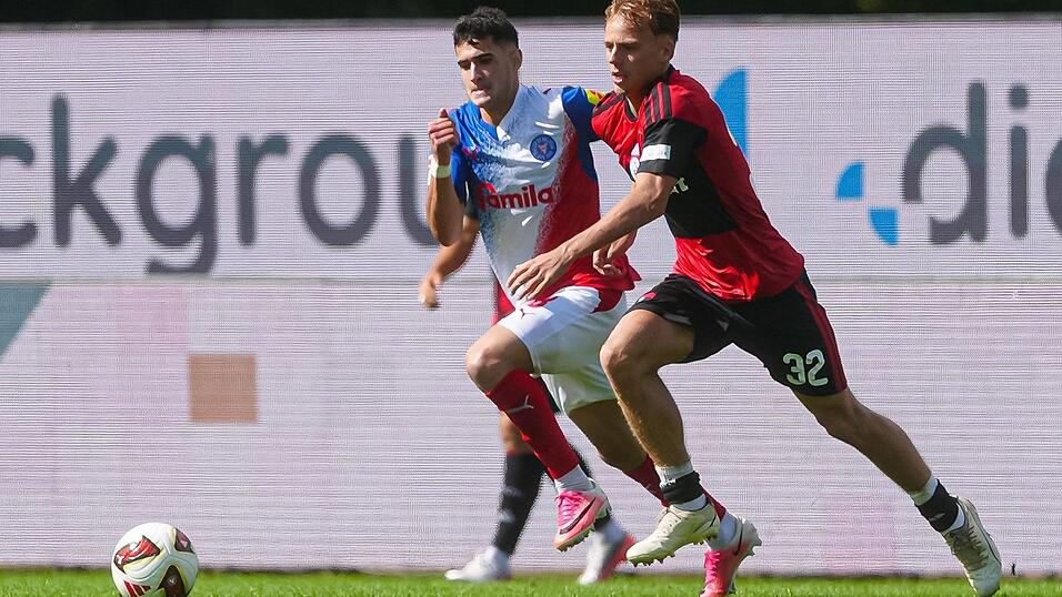 Tim Janisch (1. FC Nürnberg) im Laufduell mit dem Kieler Guillermo Balzi. Tim Janisch (1. FC Nürnberg) im Laufduell mit dem Kieler Guillermo Balzi.