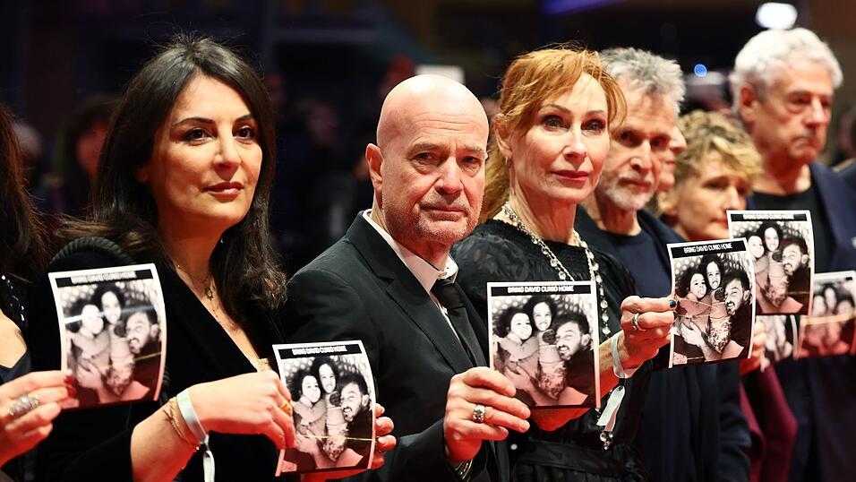 Tricia Tuttle (2.v.r.) beteiligte sich bei der Eröffnungsgala an einer Aktion auf dem roten Teppich, um auf die israelische Geisel David Cunio aufmerksam zu machen. (Archivbild)