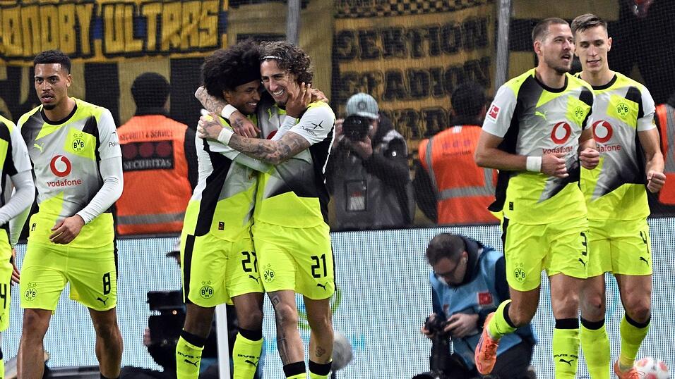 Der BVB jubelt im ersten der beiden wichtigen Duelle mit Leverkusen. Der BVB jubelt im ersten der beiden wichtigen Duelle mit Leverkusen.