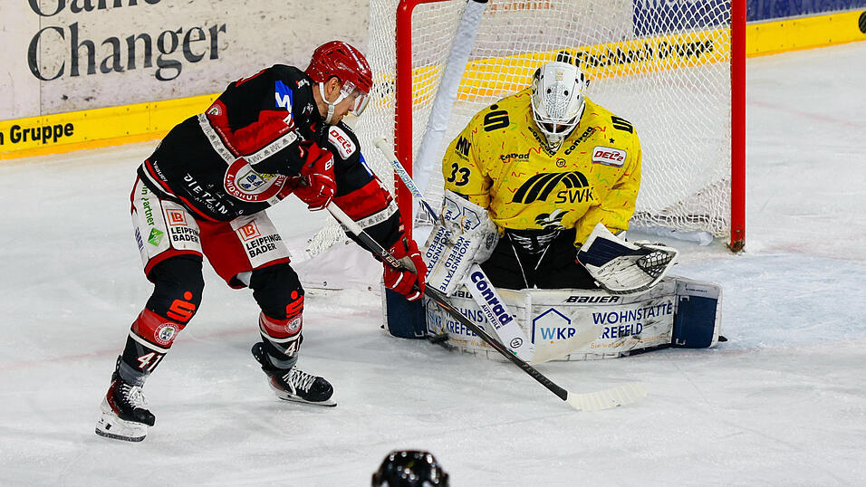 Kaum zu überwinden: Der EVL spielte mit dem Klassenprimus richtig gut mit, aber Krefelds Torhüter Danny aus den Birken (rechts) machte es den EVL-Stürmern um Jakob Mayenschein (links) ganz schön schwer. Jesse Koskenkorvas Treffer zum 1:3 fiel dann zu spät. Kaum zu überwinden: Der EVL spielte mit dem Klassenprimus richtig gut mit, aber Krefelds Torhüter Danny aus den Birken (rechts) machte es den EVL-Stürmern um Jakob Mayenschein (links) ganz schön schwer. Jesse Koskenkorvas Treffer zum 1:3 fiel dann zu spät.