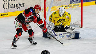 Kaum zu &uuml;berwinden: Der EVL spielte mit dem Klassenprimus richtig gut mit, aber Krefelds Torh&uuml;ter Danny aus den Birken (rechts) machte es den EVL-St&uuml;rmern um Jakob Mayenschein (links) ganz sch&ouml;n schwer. Jesse Koskenkorvas Treffer zum 1:3 fiel dann zu sp&auml;t.