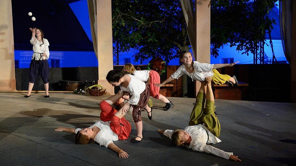 In der Pause hatte die Showtanzgruppe 'Flip Flops' Zeit, ihr ganzes Können zu präsentieren. (Fotos: Ulli Scharrer) In der Pause hatte die Showtanzgruppe 'Flip Flops' Zeit, ihr ganzes Können zu präsentieren. (Fotos: Ulli Scharrer)