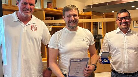 Die Verbands-Jugend-Ehrenmedaille des Bayerischen Fu&szlig;ballverbandes ging an Stefan Saller (Mitte).