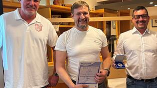 Die Verbands-Jugend-Ehrenmedaille des Bayerischen Fu&szlig;ballverbandes ging an Stefan Saller (Mitte).