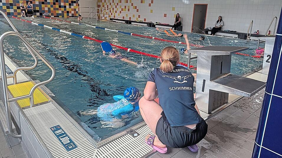 Schon Sechsj&auml;hrige ziehen bei der TSV-Schwimmabteilung Vilsbiburg ihre Runden. Weil das Schwimmbecken im Freibad wegen eines technischen Defekts aktuell gesperrt ist, trainieren sie weiterhin im Hallenbad der Vilsbiburger Mittelschule.