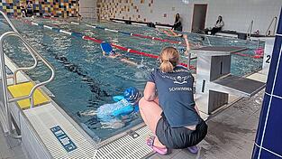 Schon Sechsjährige ziehen bei der TSV-Schwimmabteilung Vilsbiburg ihre Runden. Weil das Schwimmbecken im Freibad wegen eines technischen Defekts aktuell gesperrt ist, trainieren sie weiterhin im Hallenbad der Vilsbiburger Mittelschule. Schon Sechsjährige ziehen bei der TSV-Schwimmabteilung Vilsbiburg ihre Runden. Weil das Schwimmbecken im Freibad wegen eines technischen Defekts aktuell gesperrt ist, trainieren sie weiterhin im Hallenbad der Vilsbiburger Mittelschule.