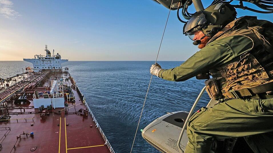 Britische Streitkräfte haben ein Schiff geentert, das zur russischen Schattenflotte gehören soll. (Handout) Britische Streitkräfte haben ein Schiff geentert, das zur russischen Schattenflotte gehören soll. (Handout)