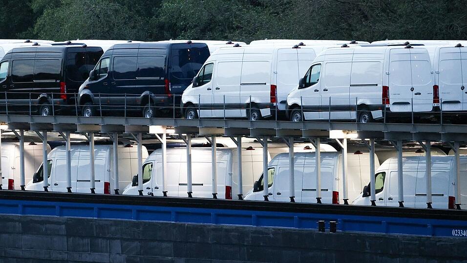 An Bord des Frachtschiffs sind jede Menge Mercedes-Sprinter. An Bord des Frachtschiffs sind jede Menge Mercedes-Sprinter.