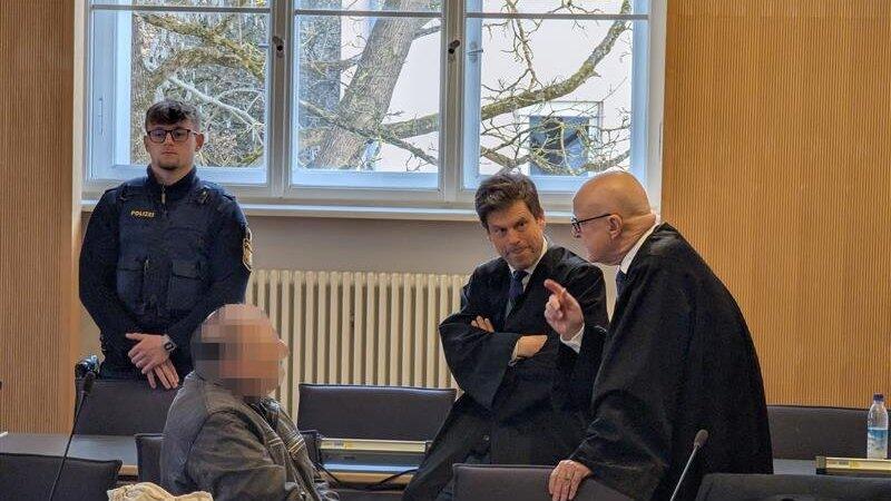 Die Verteidiger hatten ihre liebe M&uuml;he, dem Angeklagten den Ernst der Lage zu verdeutlichen.