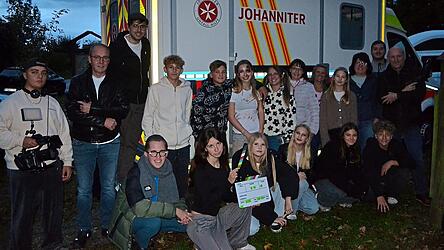 Die letzte Szene des spannungsgeladenen Kurzfilms wurde mit allen Mitwirkenden am Sonntagabend in der Musterobstanlage gedreht.