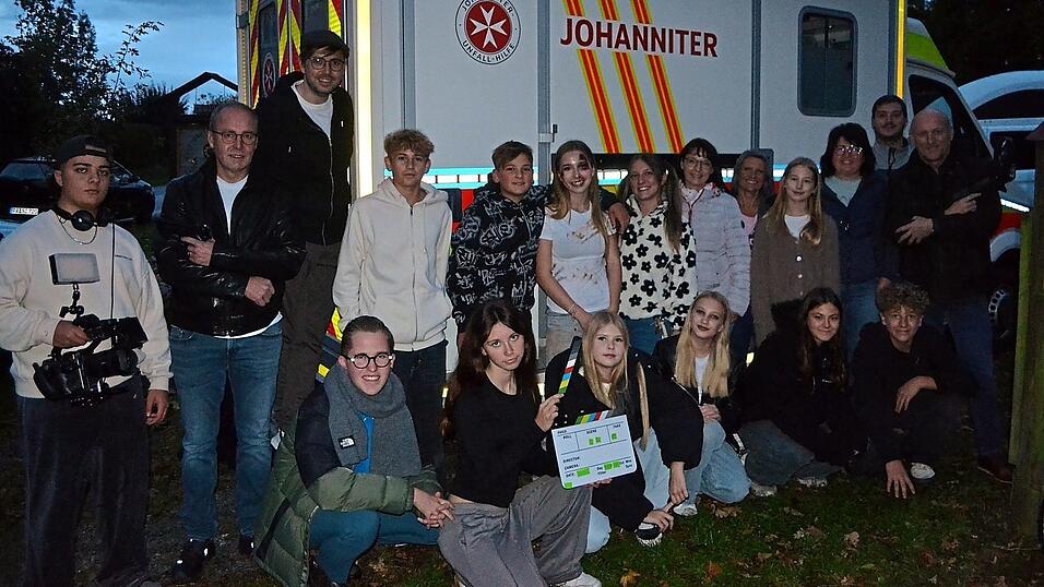 Die letzte Szene des spannungsgeladenen Kurzfilms wurde mit allen Mitwirkenden am Sonntagabend in der Musterobstanlage gedreht.
