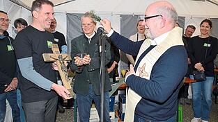 Pfarrer Gerhard Wiesheu (r.) segnete im Beisein von Pastor Steven Dunn (M.) und Vorsitzendem Torsten Koch (l.) das Kreuz. Pfarrer Gerhard Wiesheu (r.) segnete im Beisein von Pastor Steven Dunn (M.) und Vorsitzendem Torsten Koch (l.) das Kreuz.